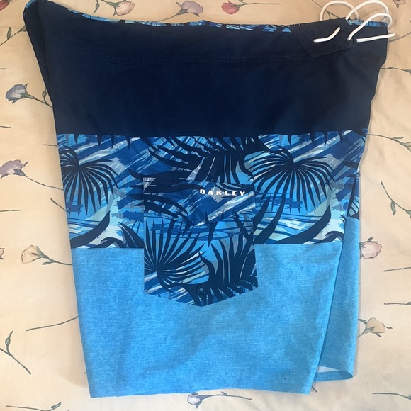 Oakley board shorts - Picture 2 of 4